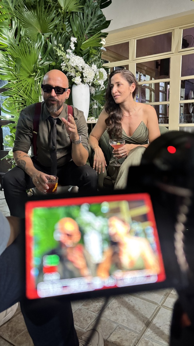Bastidores: entrevista sendo gravada com casal em locação